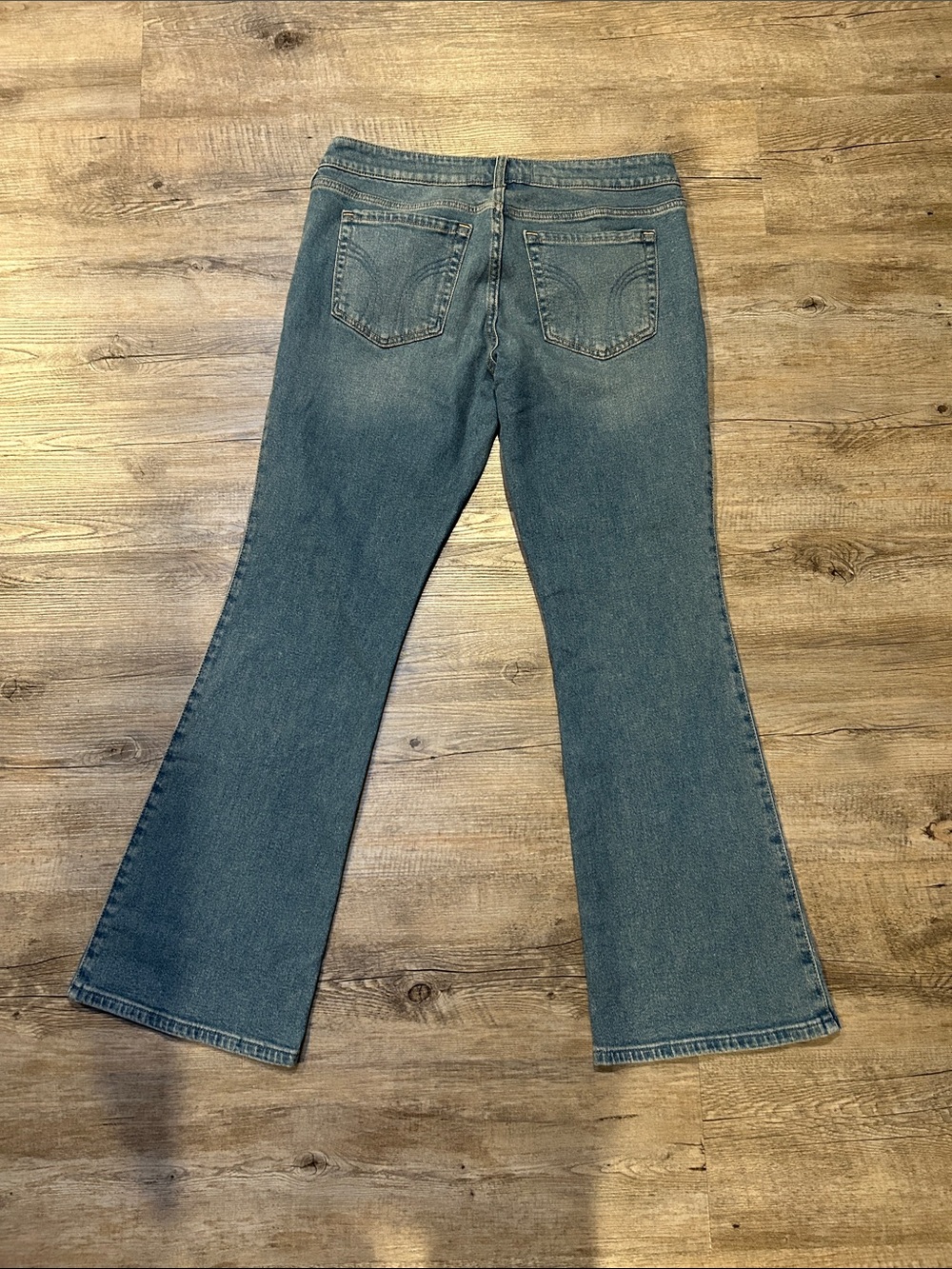 Hollister low rise boot size 12R 31 medium light wash